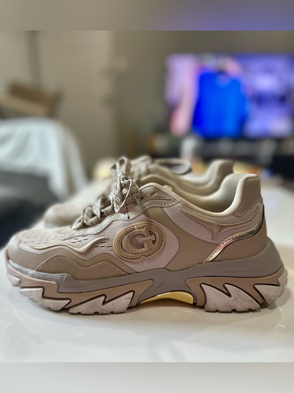 Guess Women's Nennzo Cat Claw Chunky Fashion Lace-Up Sneakers Size 8.5